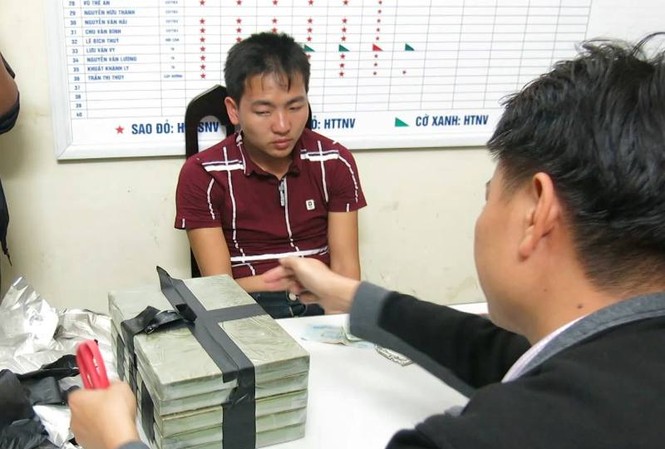 Thanh niên 20 tuổi vận chuyển hàng chục bánh heroin bằng xe khách Giàng A Sếnh tại cơ quan công an