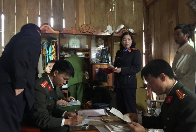 Sai phạm tại thủy điện Sơn La: Bắt thêm một nguyên cán bộ huyện Công an khám xét nhà Đèo Văn Ban.