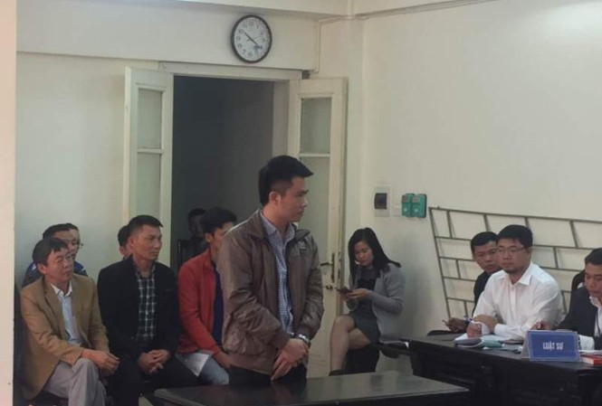 Vị công an mượn ô tô đem “cắm” rồi viết thư nhờ mẹ vợ gửi bị hại Phiên tòa xét xử Hồ Văn Tú.