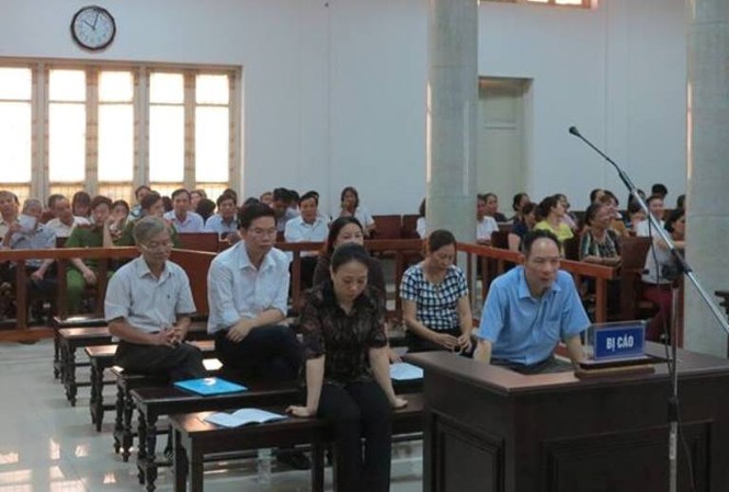 Nguyên Phó giám đốc Sở Nông nghiệp Hà Nội hầu tòa Các bị cáo tại tòa ngày 14/5.