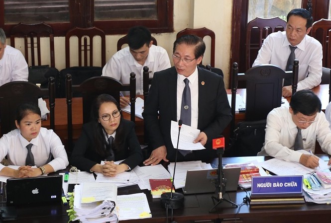 Vụ chạy thận: 'Có dấu hiệu trục lợi, coi rẻ tính mạng con người' Luật sư Nguyễn Chiến trình bày quan điểm bào chữa.