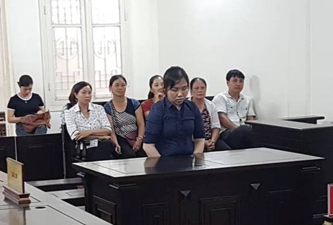 Giả danh người nhà lãnh đạo Viettel đi lừa đảo, lĩnh 17 năm tù Trương Thị Hằng trả lời Hội đồng xét xử.