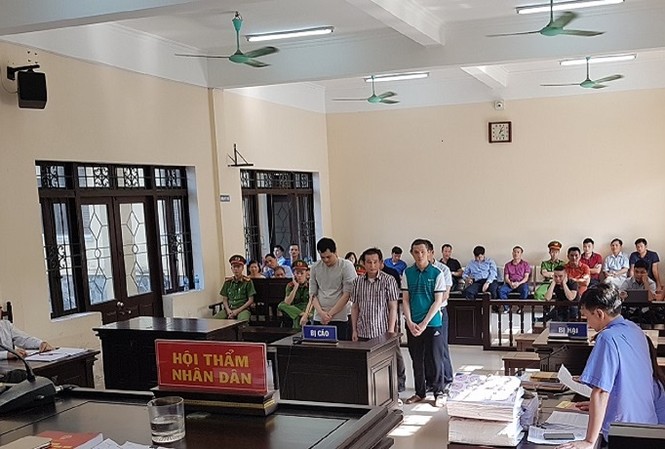 Yêu cầu điều tra nghi vấn CSGT nhận tiền bảo kê gần 400 xe vi phạm Các bị cáo tại tòa.