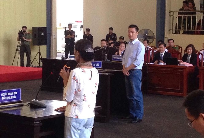 Mẹ Phan Sào Nam: 'Mong tòa thấu hiểu cho tấm lòng người mẹ' Phan Sào Nam quay sang nhìn mẹ mình khi bà trình bày trước HĐXX