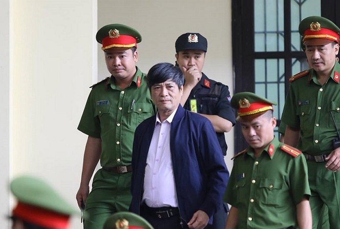 Cựu tướng Phan Văn Vĩnh, Nguyễn Thanh Hóa đồng loạt 'cáo ốm' Bị cáo Nguyễn Thanh Hóa phải nhập viện điều trị.