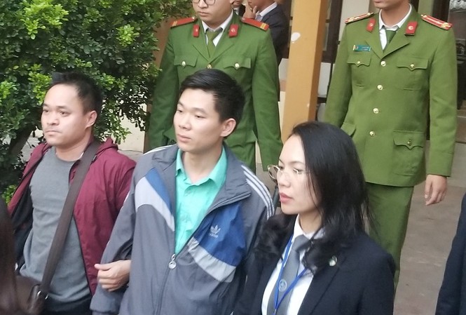 Kiểm sát viên: Hoàng Công Lương bỏ qua mọi thông tin? Bị cáo Hoàng Công Lương và luật sư Trần Hồng Phúc.