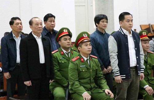 Hai cựu Thứ trưởng công an bị tuyên 66 tháng tù Các bị cáo tại phiên tòa. Ảnh: TTXVN.