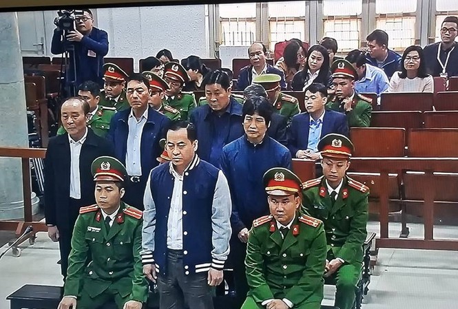 Cựu trung tướng giúp Vũ 'nhôm' bất chấp thân phận tình báo Các bị cáo tại tòa.