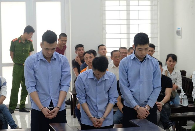 Xét xử nhóm trộm bắt giữ, hãm hiếp 2 thiếu nữ Nhóm trộm chó hiếp dâm 2 thiếu nữ tại tòa.