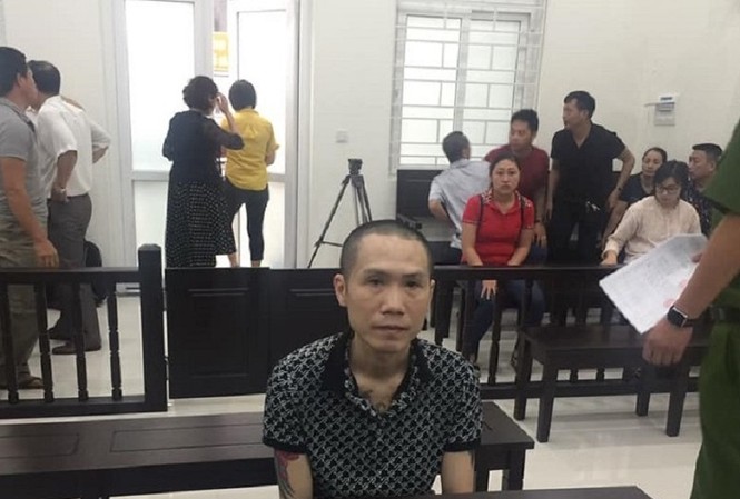 Nghi ngoại tình, chồng đâm thẳng xe máy khiến vợ tử vong Ông Tuấn đã đâm vợ tử vong vì nghi ngoại tình.