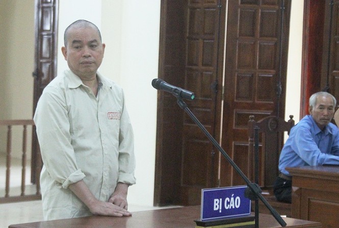 Kỳ án giết mẹ vì 1,5 chỉ vàng: Xuất hiện chứng cứ ngoại phạm? Bị cáo Vi Văn Phượng tại tòa ngày 24/5.