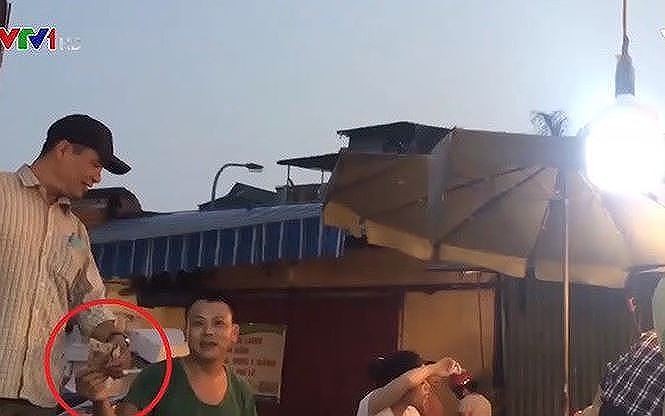 Truy tố Hưng 'kính' và các đàn em vì bảo kê tại chợ Long Biên Truy tố Hưng 'kính' và các đàn em vì bảo kê tại chợ Long Biên