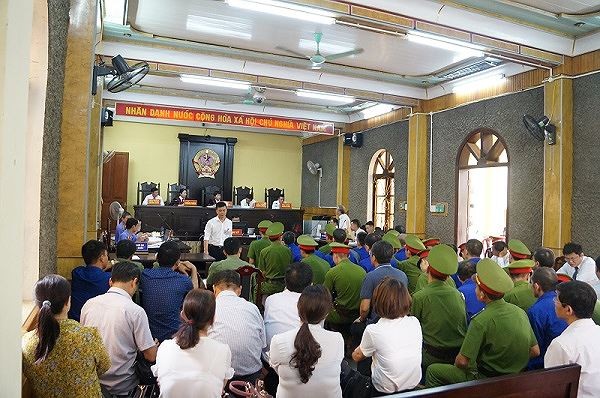 Có vi phạm nghiêm trọng tố tụng trong vụ án bồi thường đất tại Sơn La Toàn cảnh phiên tòa.