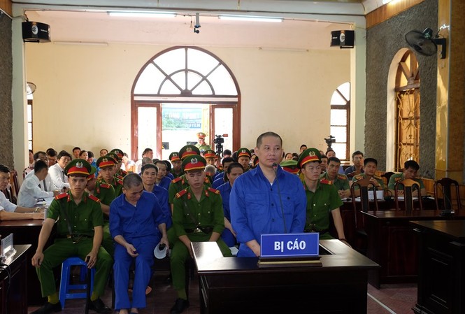 Nguyên Phó giám đốc Sở Tài chính Sơn La giữ quyền im lặng tại tòa Các bị cáo khai báo tại tòa.