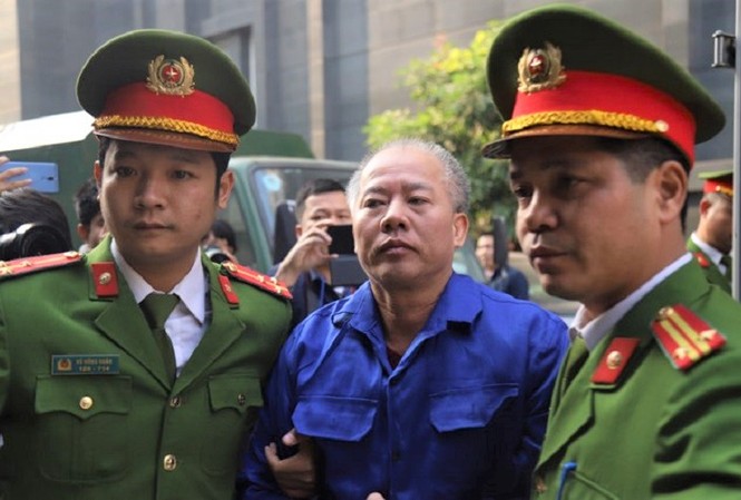 Kẻ thảm sát cả nhà em trai vì tranh chấp đất lĩnh án tử Bị cáo Nguyễn Văn Đông - kẻ giết cả nhà em trai.