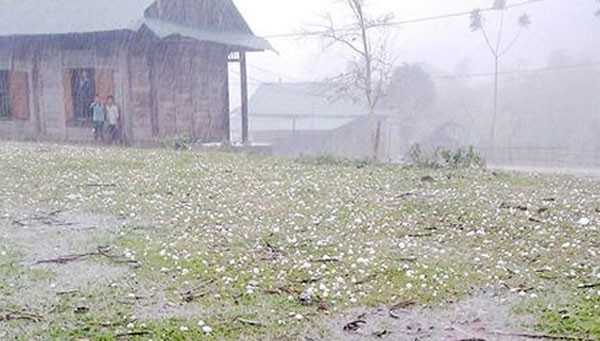 Vì sao Bắc bộ liên tiếp mưa đá, mưa dông? Mưa đá diễn ra ở Lào Cai ngày hôm qua. Ảnh: Báo Lào Cai