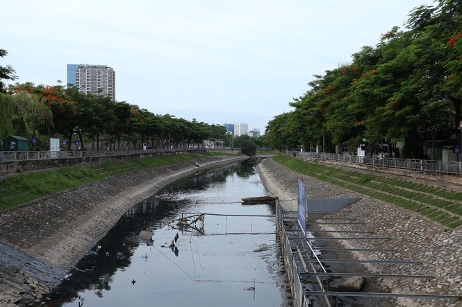 Cách nào 'cứu' sông Tô Lịch khỏi hôi thối, ô nhiễm? Nước sông Tô Lịch trở lại đen kịt sau khi xả nước từ Hồ Tây vào.