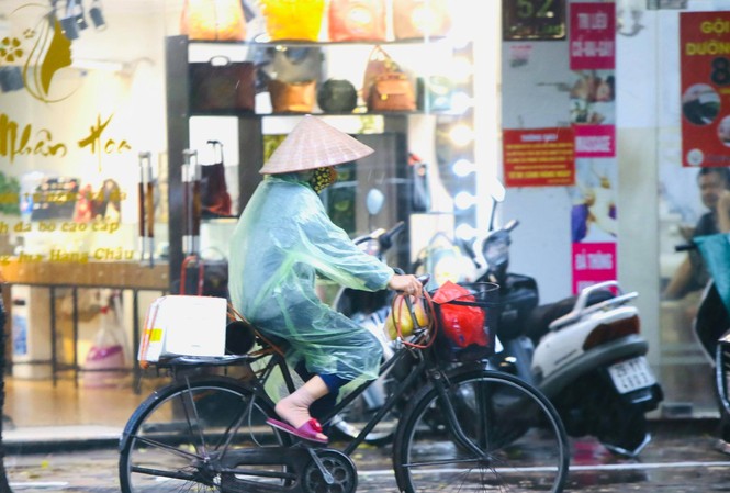 Vì sao bão tan, miền Bắc vẫn đón mưa lớn cả tuần? Ảnh: Trọng Tài