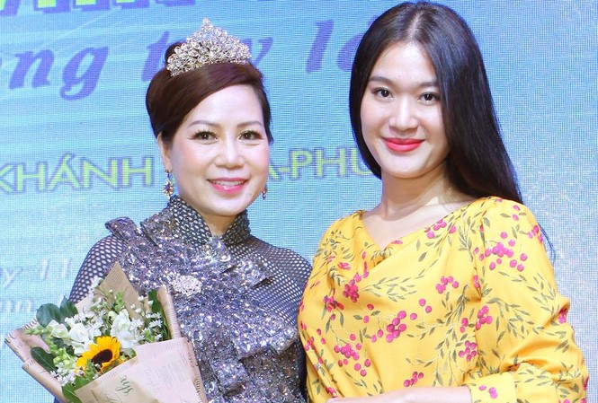 2 Hoa hậu Vân Anh và Bình Minh cùng chung tay đi làm từ thiện 2 Hoa hậu Vân Anh và Bình Minh cùng chung tay đi làm từ thiện