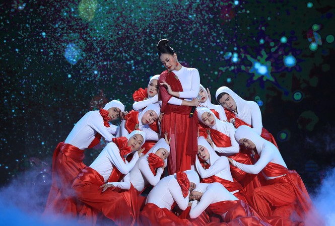 Hà Thuý Anh bật khóc khi lên ngôi quán quân 'Hãy nghe tôi hát' Hà Thuý Anh bật khóc khi lên ngôi quán quân 'Hãy nghe tôi hát'