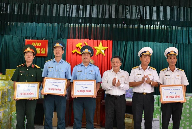 1,7 tỷ được trao tặng cho các chiến sỹ biên giới trong 'Xuân biên cương' 1,7 tỷ được trao tặng cho các chiến sỹ biên giới trong 'Xuân biên cương'