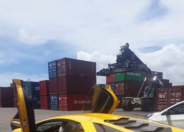 Từ 2018, giá xe sang nhập về Việt Nam sẽ tăng lên Tại Việt Nam, hiện mới chỉ có đúng 1 chiếc siêu xe Lamborghini Aventador S được đưa về nước từ hồi tháng 5/2017