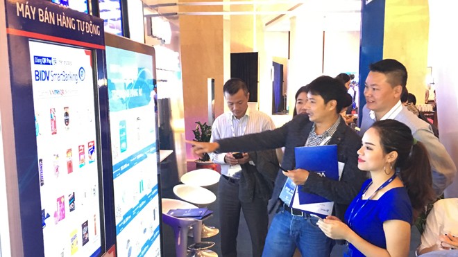 'Chính phủ cam kết tạo thuận lợi cho xu hướng thanh toán di động' Khách hàng trải nghiệm dịch vụ thanh toán điện tử của Samsung. Ảnh: Tuấn Nguyễn