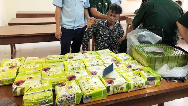 Bắt 3 đối tượng vận chuyển 52 bánh heroin và ma túy đá Một trong ba đối tượng cùng tang vật ma túy bị thu giữ