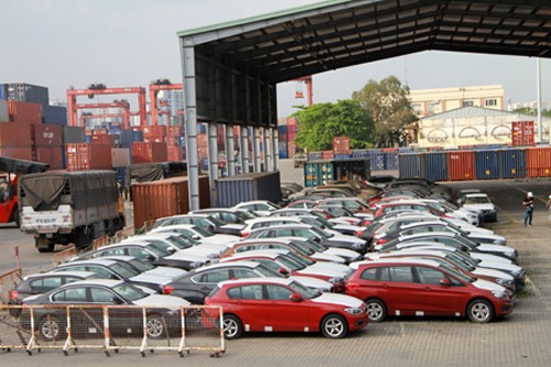 Hoãn xử vụ buôn lậu xe BMW vì bị cáo sinh con 133 xe BMW của Công ty cổ phần ô tô Âu Châu nằm phơi mưa, nắng ngoài cảng VICT 2 năm trời