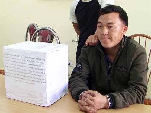Người đàn ông bị bắt khi đeo balô 10 kg thuốc phiện đi bán Lầu A Đàng cùng tang vật 10kg thuốc phiện bị thu giữ
