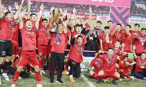 Các tuyển thủ và Hoa hậu H'Hen gửi gắm gì trong năm mới 2019? HLV Park nâng Cúp cùng các học trò