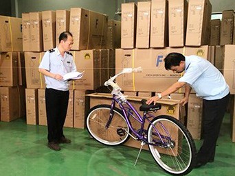 Nhiều nhãn hàng Trung Quốc giả mạo xuất xứ Việt Nam để xuất đi Mỹ, EU Cục Hải quan Bình Dương đang tạm giữ 10 container xe đạp nghi giả mạo xuất xứ Việt Nam tại Bình Dương