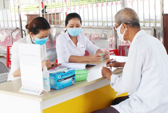 5 tỉnh miền Trung, Tây Nguyên trả lương hưu, trợ cấp BHXH gộp 1 kỳ Nhân viên Bưu điện tỉnh Tiền Giang chi trả lương hưu, trợ cấp BHXH tại điểm chi trả