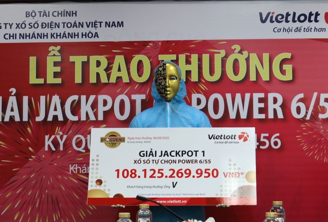 Một người trúng Vietlott nộp ngân sách, ủng hộ chống COVID-19 hơn 12 tỉ đồng Ông V. nhận giải Jackpot trị giá hơn 108 tỷ đồng