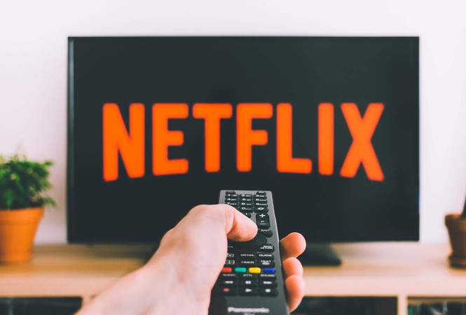 Doanh thu trăm tỷ đồng, tại sao Netflix chưa đóng thuế ở Việt Nam Netflix cung cấp dịch vụ phát thanh, truyền hình trên mạng internet tại Việt Nam từ đầu năm 2016 với các gói có mức phí từ 180.000 đến 260.000 đồng/tháng