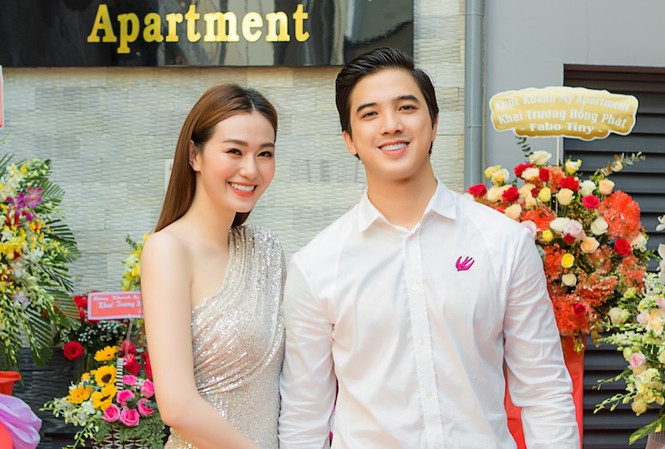 Khánh My diện đầm lệch vai quyến rũ, nắm chặt tay bạn trai tại sự kiện Khánh My diện đầm lệch vai quyến rũ, nắm chặt tay bạn trai tại sự kiện
