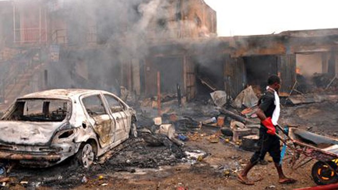 Đánh bom đẫm máu ở Nigeria, 118 người chết Hiện trường vụ đánh bom tại Nigeria hôm 20/5.