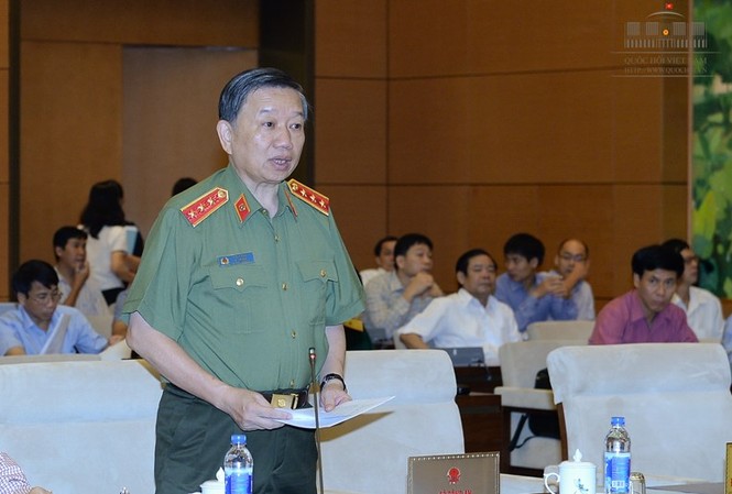 Bảo vệ yếu nhân, cảnh vệ có được nổ súng? Bộ trưởng Bộ Công an Tô Lâm trình bày Tờ trình dự thảo Luật Cảnh vệ tại phiên họp Ủy ban Thường vụ Quốc hội sáng 15/8. Ảnh: Quochoi.vn