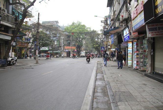 Hà Nội dẹp loạn vỉa hè: Người dân đồng tình nhưng vẫn băn khoăn Người dân phổ cổ đồng tình với việc lấy lại vỉa hè, nhưng cần duy trì được lâu dài, hiệu quả. Ảnh: Trường Phong