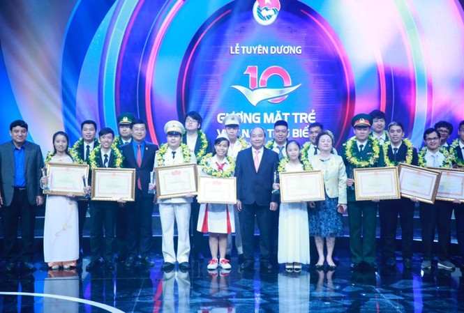Thủ tướng Nguyễn Xuân Phúc: Thanh niên vươn lên mạnh mẽ hơn nữa Thủ tướng Nguyễn Xuân Phúc trao giải thưởng cho các Gương mặt trẻ Việt Nam tiêu biểu 2017. Ảnh: Hồng Vĩnh