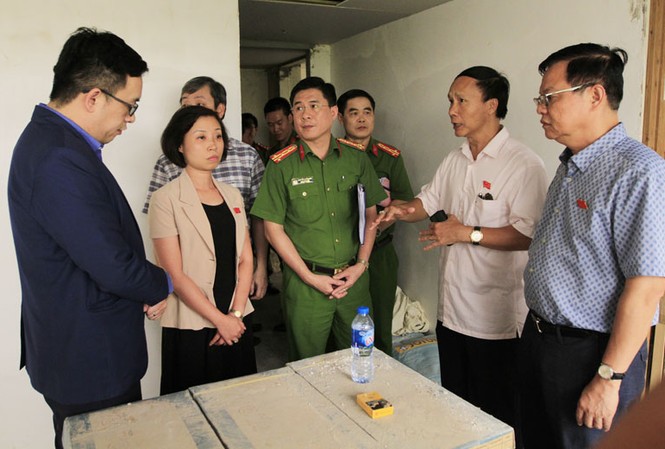 Chủ tịch Ba Đình: Các tòa nhà lớn, khách sạn cao cấp có dễ vào đâu Đoàn giám sát HĐND thành phố Hà Nội chỉ ra nhiều lỗi vi phạm về PCCC tại Khách sạn Hà Nội. Ảnh: Trường Phong