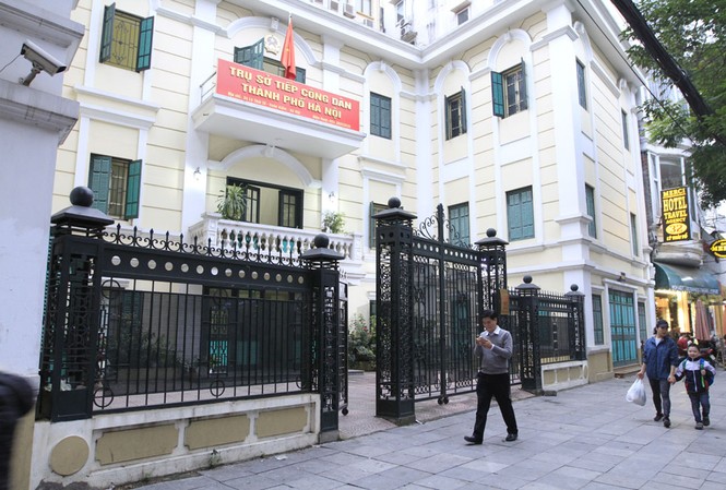 Hà Nội nói gì về quy định 'không quay phim, ghi âm cán bộ tiếp dân'? Trụ sở tiếp công dân thành phố Hà Nội. Ảnh: Trường Phong
