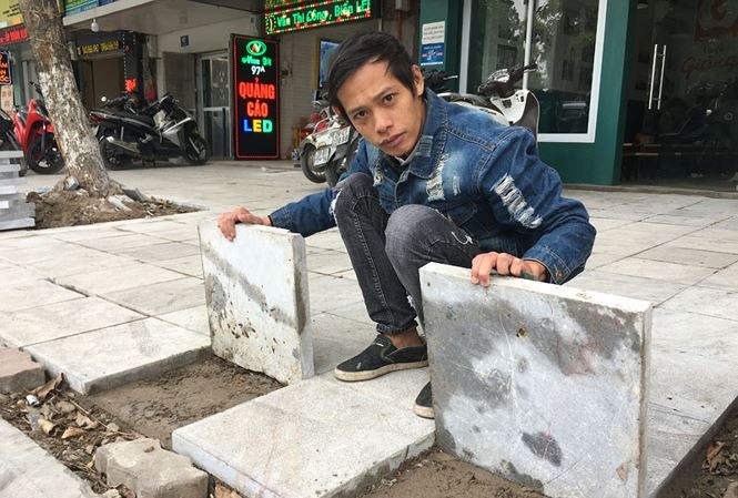 Hà Nội ra văn bản siết chặt tiêu chuẩn lát đá vỉa hè Lát đá vỉa hè ở Hà Nội từng có nhiều vấn đề. Ảnh: Trường Phong