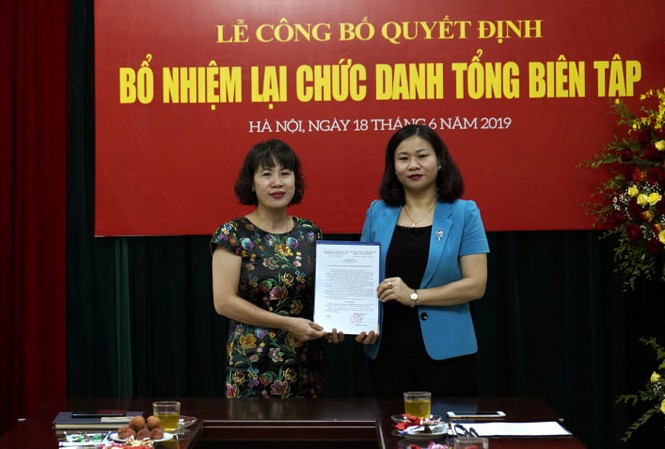 Bổ nhiệm lại Tổng biên tập báo Lao động Thủ đô Chủ tịch LĐLĐ thành phố Hà Nội Nguyễn Thị Tuyến (phải) trao quyết định bổ nhiệm lại chức vụ Tổng Biên tập báo Lao động Thủ đô cho bà Lê Thị Bích Ngọc