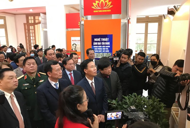 Triển lãm 10 nghìn cuốn sách về Đảng Cộng sản Việt Nam Trưởng ban Tuyên giáo T.Ư Võ Văn Thưởng và các đại biểu tham quan triển lãm