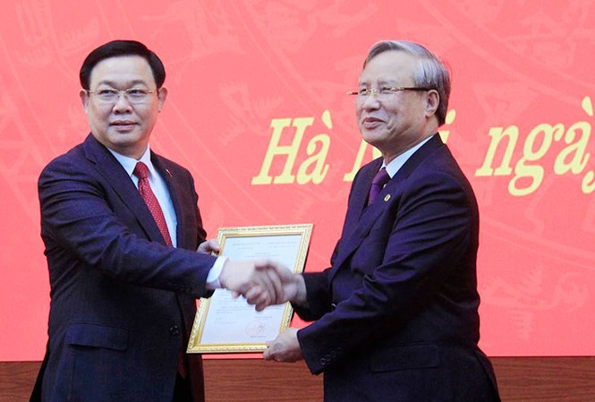 Phó Thủ tướng Vương Đình Huệ làm Bí thư Thành ủy Hà Nội Thường trực Ban Bí thư Trần Quốc Vượng trao quyết định cho tân Bí Thư Thành ủy Hà Nội Vương Đình Huệ - Ảnh: Trường Phong