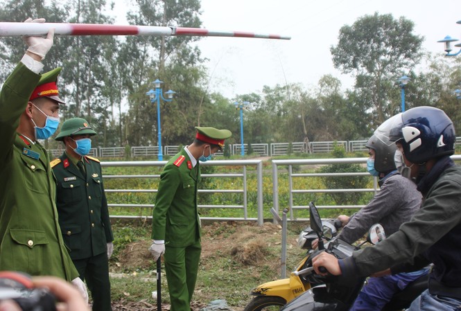 Nam thanh niên xã Sơn Lôi đi thăm bạn gái khiến 13 người bị cách ly Theo lãnh đạo xã Sơn Lôi, thanh niên Nguyễn Văn Thuyết rời xã trước khi xã hoành thành công tác khoanh vùng, cách ly