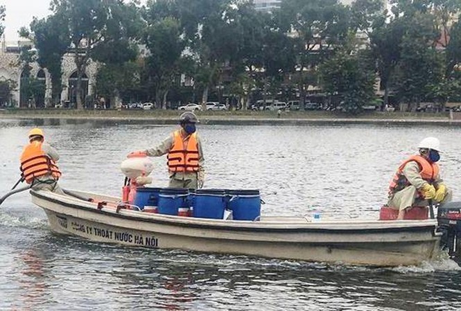 Hà Nội công khai chủ công ty nhập chế phẩm làm sạch nước hồ Hà Nội làm sạch nhiều hồ trên địa bàn bằng chế phẩm Redoxy-3C