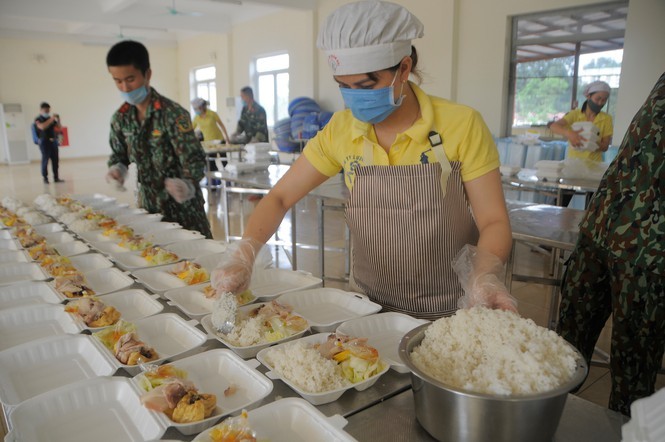 Hà Nội: Nếu ăn theo nhu cầu riêng, người đang cách ly Covid-19 phải trả tiền Bữa ăn cho người cách ly Covid-19 ở trường Quân sự - Bộ Tư lệnh Thủ đô Hà Nội