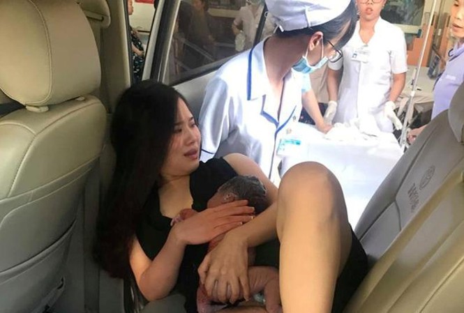 Xử trí cách nào khi có nguy cơ đẻ rơi? Sản phụ vừa "đẻ rơi" con trên taxi sáng ngày 11/1